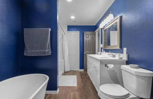 5BR Historic Home 5 min to Downtown Dallas with Large Balcony, 2 Dining Areas, 3 Fireplaces & Soaking Tub - Foto 20