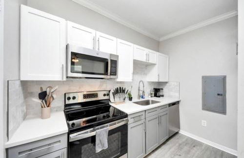 Modern 1BR Retreat Open Layout, Workspace, Views - Foto 13