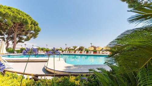 "The Lavender Spot" piscina, accesso alla spiaggia - Foto 3, sunbed, Garden view