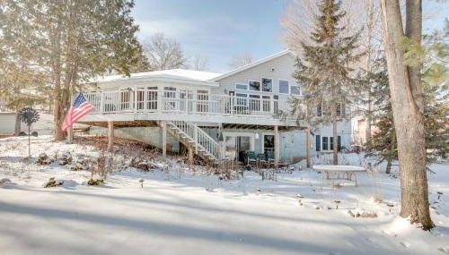 Lakefront Tomahawk Getaway with Deck and 2 Fireplaces! - Foto 3