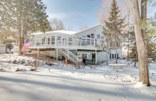 Lakefront Tomahawk Getaway with Deck and 2 Fireplaces! - Foto 3