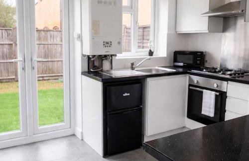 3 Bedroom Family Home with Drive & Garden near South Wimbledon - Foto 7