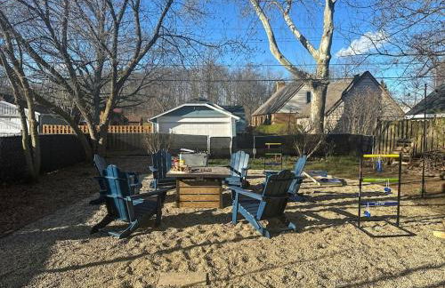 Step into School Spirit at the Golden Dome Getaway - Foto 28