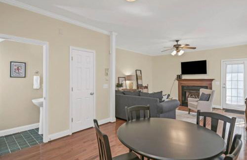 Cozy 2BR Home Near Ft Jackson - Photo 21