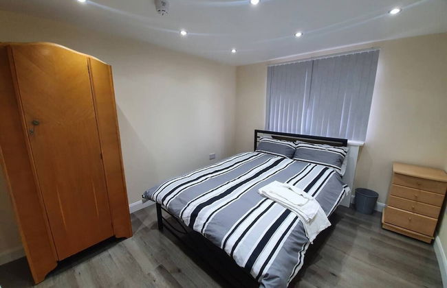 Lovely 5-bed House in Essex - Photo 4