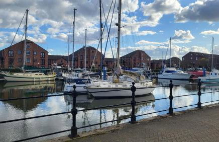 Peaceful Waterfront Apartment, Private Parking, Hull Marina - Foto 33