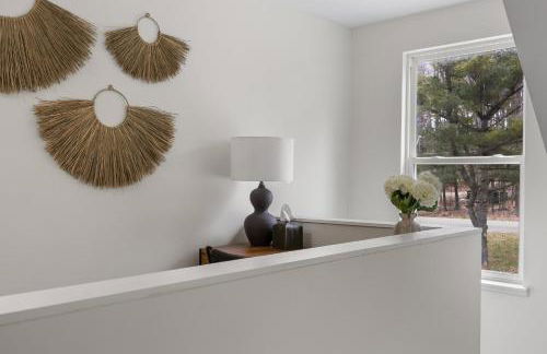 Lakefront Retreat, Mins to Dtown, Firepit, Hot Tub, Pet friendly! - Foto 27