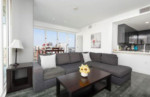 Stylish 3BR High-Rise with Pool, Hot Tub & Rooftop Views - Foto 13