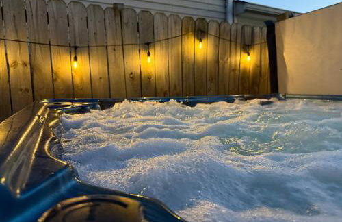 Capitol House - 3 Bed 1 Full and 1 Half Bath, Pet Friendly with Hot Tub walk to Lucas Oil Stadium - Foto 66