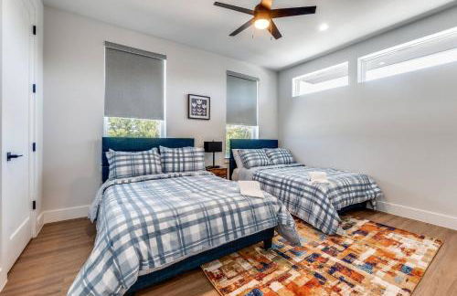 Luxurious Newly Built 5BR 5BA | Rooftop W/ Grill - Foto 26