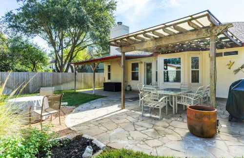 Cozy 3BR Retreat with Outdoor Dining & BBQ Grill - Foto 1