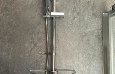 Large 2-bedroom maisonette with free parking - Foto 19