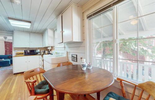 Walk to Town! Dog-Friendly Quincy Getaway with Deck - Foto 5