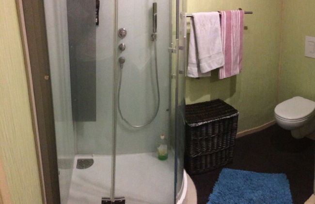 Tranquil Holiday Home With Private Garden - Photo 23