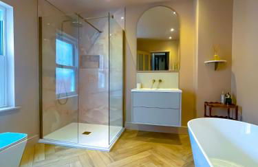 Spacious home in Leeds ideal for gatherings with free parking - Foto 16