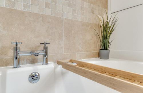 JUNGLE HOT TUB, games room, near eateries, micro brewery, pubs, beauty salons and boutique shops, Argyle, free Netflix, in the heart of Plymouth - Dogs welcome - Hosted by Absolute Accommodation Plymouth - Foto 5