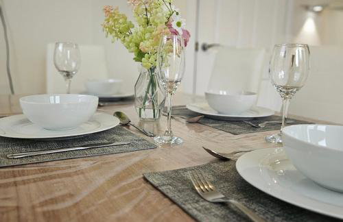 Modern Comfy 3 Bed Home - Free 2 space driveway - Free road parking - Free Netflix - Foto 32