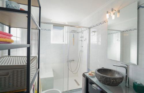 Modern 3 Bed Home with Balconies and Sea Access - Foto 10