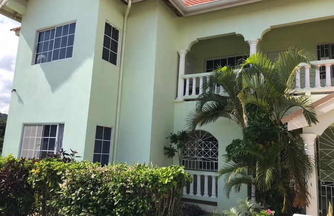 Beautiful 2-bed Apartment in Sunny Jamaica - Photo 1