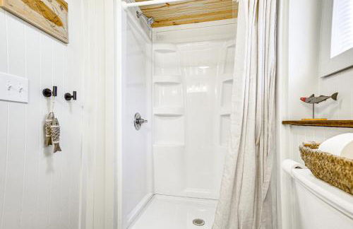 Updated Wellston Cabin, Walk to Lake Beach and Dock! - Foto 16