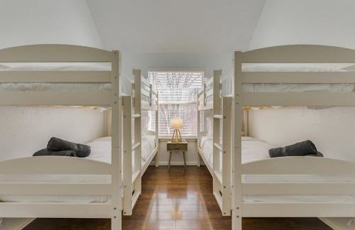 Elite 4BR 2BA Holiday Home with Hot Tub, Pool, and BBQ - Foto 32