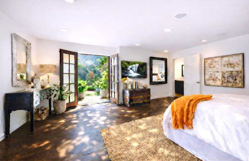 Hollywood Hills Spa Retreat Oasis with Tree Top Views, Private Jacuzzi Style Tub, Steam Room, Magical Half Acre Acre Garden and Patio, Free Parking for 2 cars, in LA's most Serene, Central Desirable Area - Foto 1