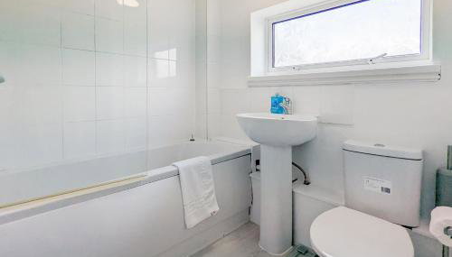 5-Bedroom Budget Contractor House with 10 Beds Free Parking and Free WiFi - Outfield Homes by Your Lettings Short Lets & Serviced Accommodation Peterborough - Foto 5