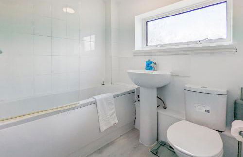 5-Bedroom Budget Contractor House with 10 Beds Free Parking and Free WiFi - Outfield Homes by Your Lettings Short Lets & Serviced Accommodation Peterborough - Photo 5