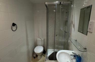 The Vogue Stay, 3 Bedrooms, 2 bathrooms, Ideal for JR & Oxford Hospitals, FREE CarPark, Conveniently located for Ring Road access, 2 miles from Oxford City Centre easy car & bus route - Foto 19