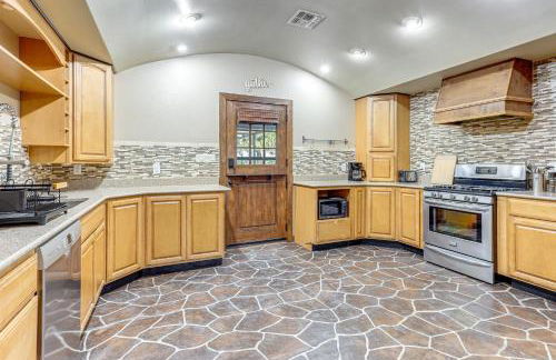 Italian-Styled Home with Lake Views and Private Pool - Photo 7