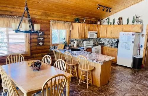 Adventure Awaits 3King Bed,2Bath Log Cabin in heart of Duck Creek Village! - Foto 10