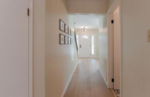 Large Luxury Home with Media Room and Game Room - 10 mins to Campus & Stadium - Foto 32