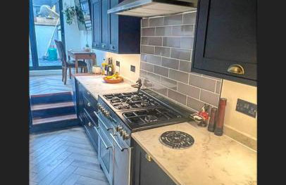 Spacious House In Guildford - Photo 11