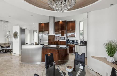 The Wave House! Custom Gem with Panoramic Views, Fire Pit, BBQ, Pool Table - Foto 9