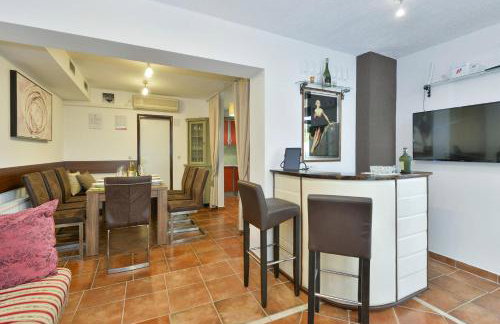 Twin Oasis Retreat with Pool & Spa - Happy Rentals - Foto 12