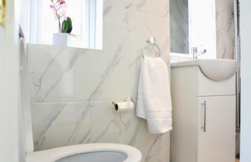 Aisiki Stays Apartments at Hillingdon, 3-Bedroom & 2-Bathroom, Pet-Friendly House with Garden, King or Twin Beds with Free WiFi and Parking Space - Foto 13