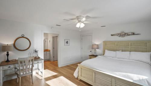 Southern Mermaid Cottage- Pet Friendly Fenced - Photo 5