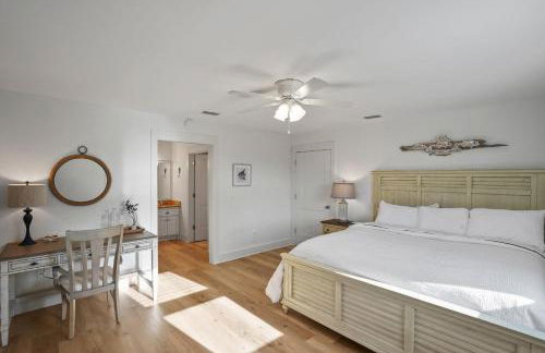 Southern Mermaid Cottage- Pet Friendly Fenced - Photo 5