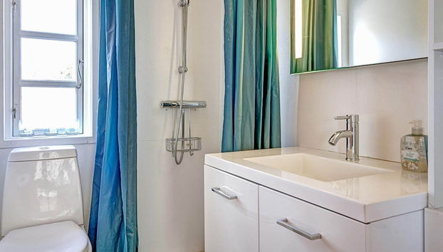 Sunlit Holiday Home in Bornholm near Sea - Foto 5, Baño