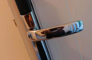 3 bed modern townhouse with self check in, sleeps 6, 35mins direct train to London Waterloo, zone 6 - Photo 15