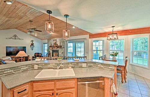 Near Trails, Lakes and Golf Pinetop Home with Deck - Foto 8