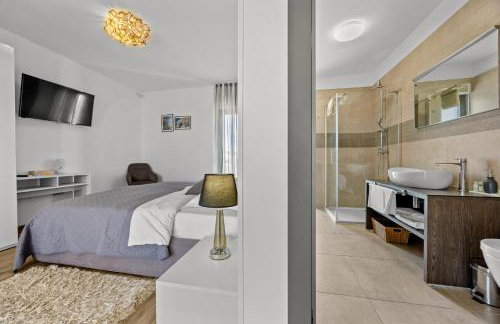 Villa Ula in Pula with heated pool, sauna & private tennis court - Photo 23