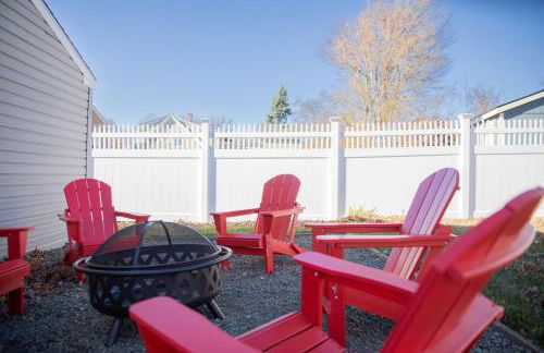 Renovated Cape Near Beach with Fire Pit - Foto 39