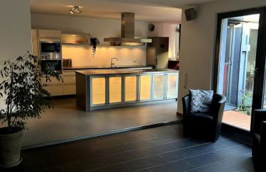 Design-Ferienhaus mit Garten, Kino & 5 Schlafzimmern - Foto 11