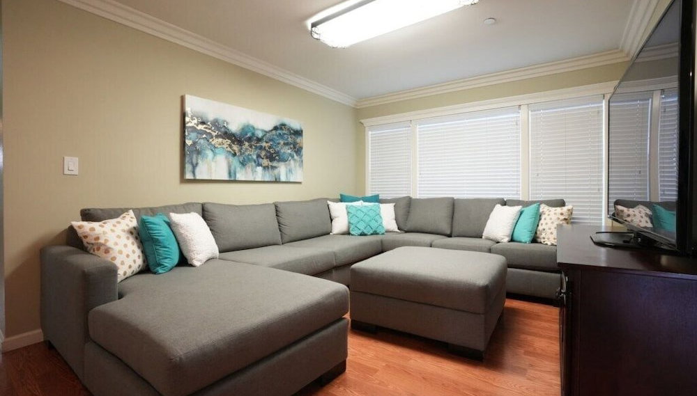 Large Family Pool Home 2.5 Miles To Disney w/3 King Beds!!! - Foto 1, Immagine principale