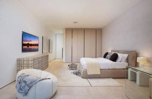 Ultra-Luxurious BH Estate with Pool, Theatre, Views - Foto 53