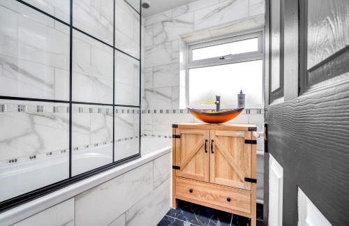 Spacious 4-Bed Haven in Orpington Retreat - Photo 20