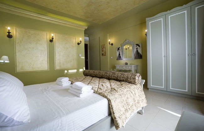 Private Polished Mansion w Private Pool Jacuzzi - Photo 17