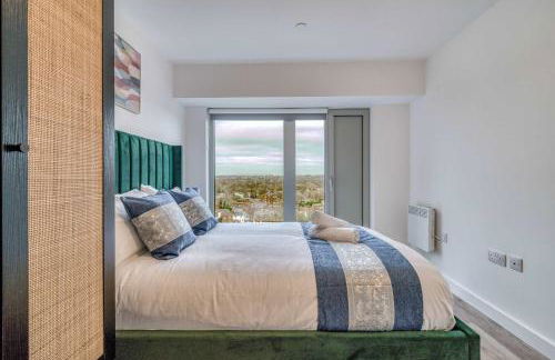 2-BR Near Salford Royal - City & Town Centre View - 1 Minute to Train & Tram Station - Sleeps 6 - Foto 12