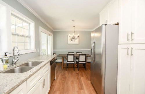 Sojourn Spacious Family Retreat with Fenced Backyard - Foto 6